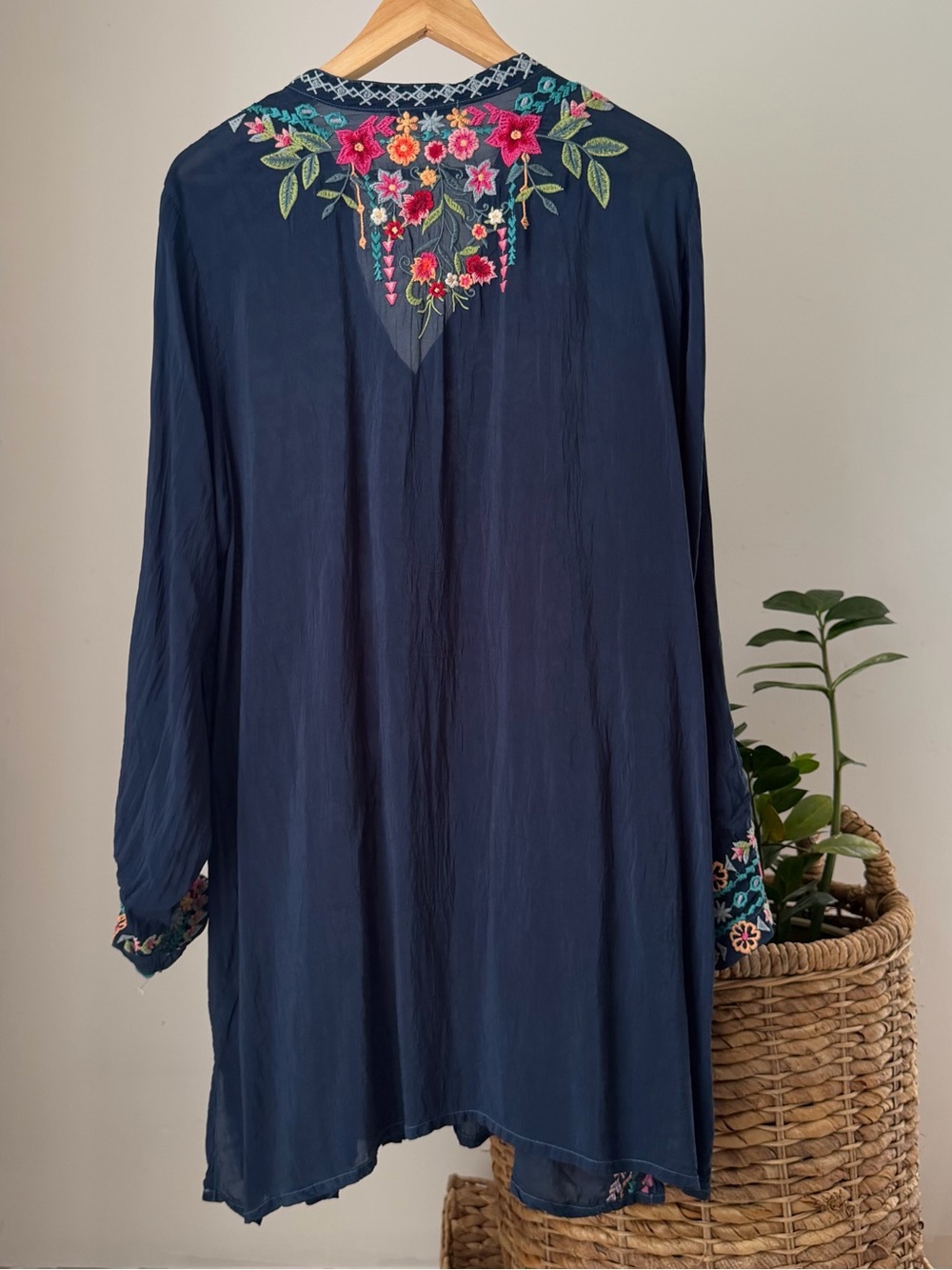 Women's JOHNNY WAS Annette Navy Embroidered Tunic Top Blouse Shirt Dress Size XL - Picture 4 of 6